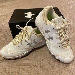 😁UnderArmor Women’s Softball Cleats😁